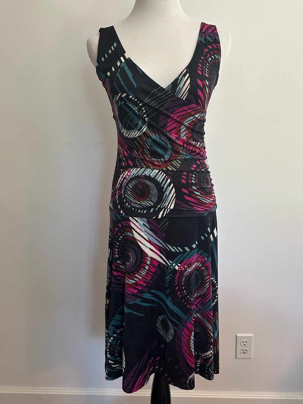 Sleeveless V-Neck Midi Dress Abstract Print
